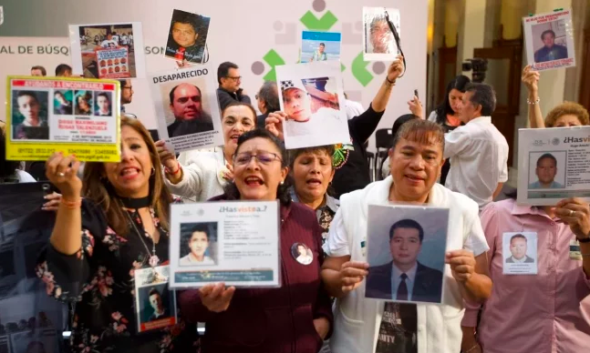 Familiares de desaparecidos protestan en Palacio Nacional