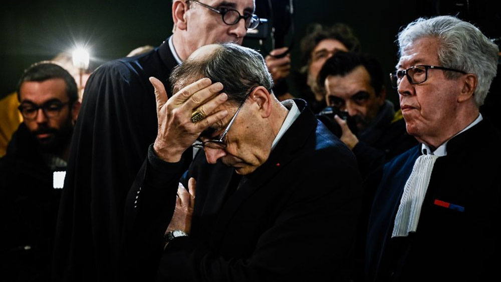 Cardenal francés que encubrió casos de pederastia anuncia dimisión