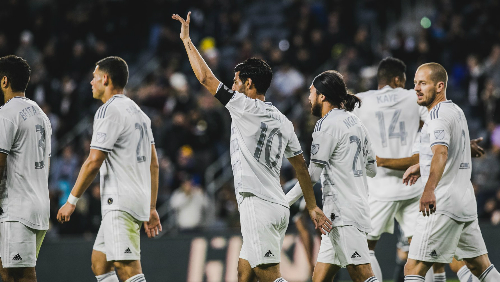 Carlos Vela anota “hat-trick” y Los Ángeles aplasta a San José