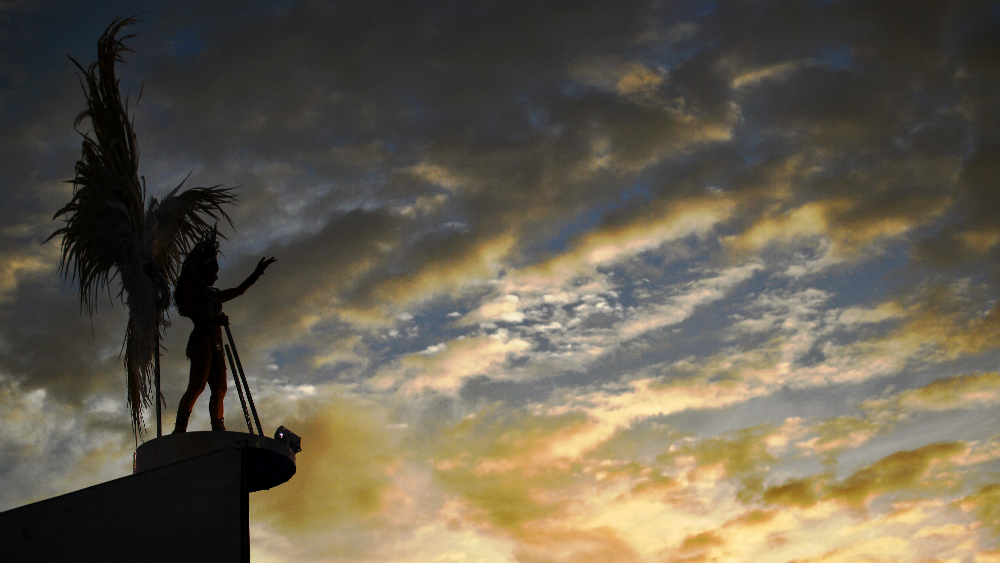 Detienen a prófugo disfrazado de mujer en carnaval de Brasil gracias a tecnología