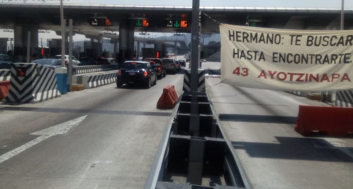 Padres de los 43 toman caseta de la México-Cuernavaca