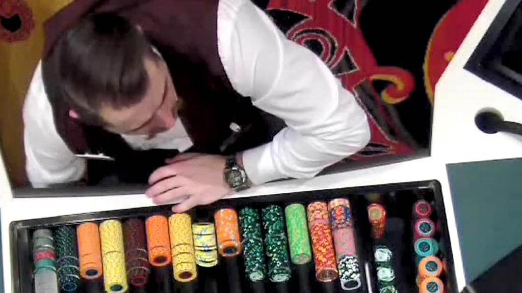 #Video Empleado de casino intenta robar ficha de 5 mil dólares