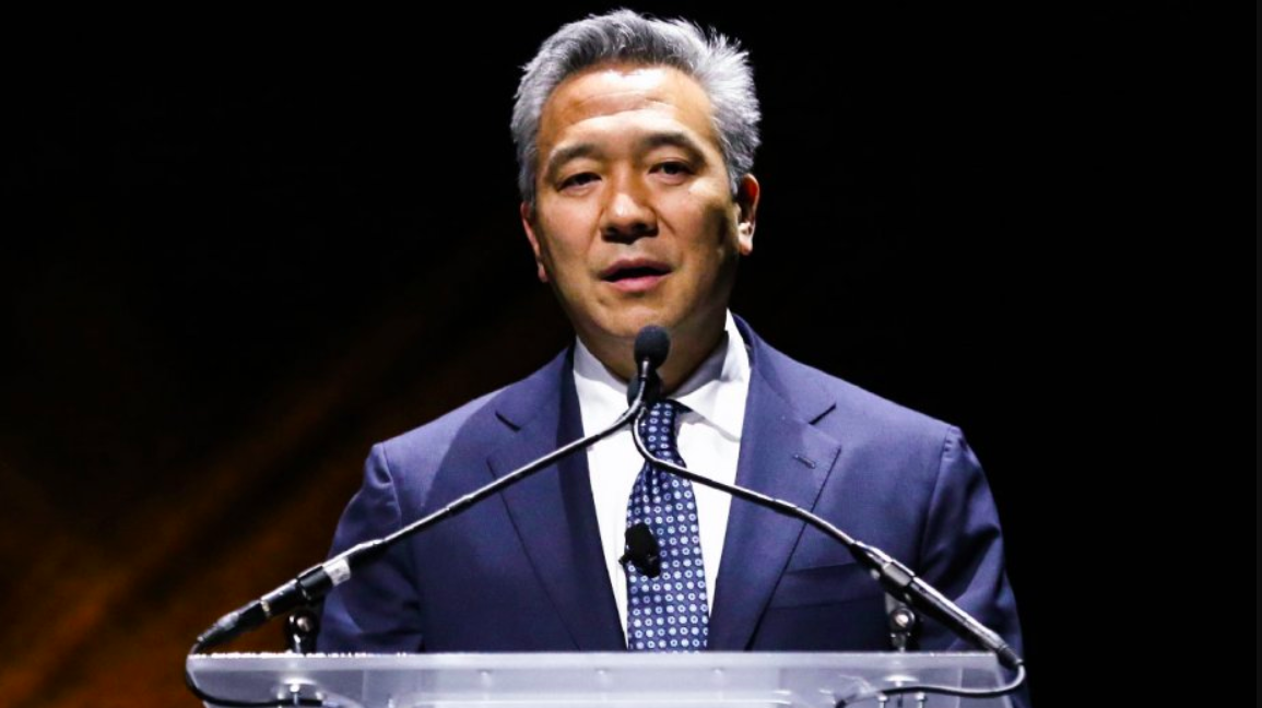 Renuncia presidente de Warner Bros por escándalo de romance con actriz