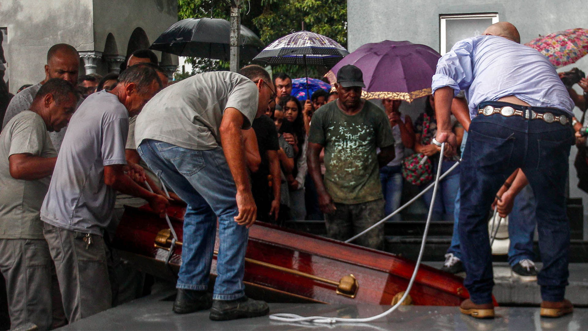 Despiden con funeral colectivo a víctimas de tiroteo en Brasil