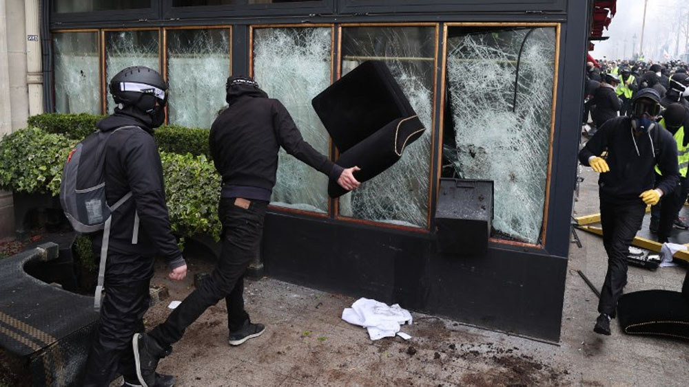 Prohíben a chalecos amarillos manifestarse en Campos Elíseos - chalecos-amarillos-saqueos
