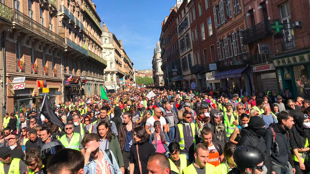 Chalecos amarillos protestan en Francia por vigésimo sábado