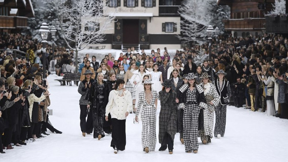 Chanel rinde homenaje a Karl Lagerfeld en su desfile de París
