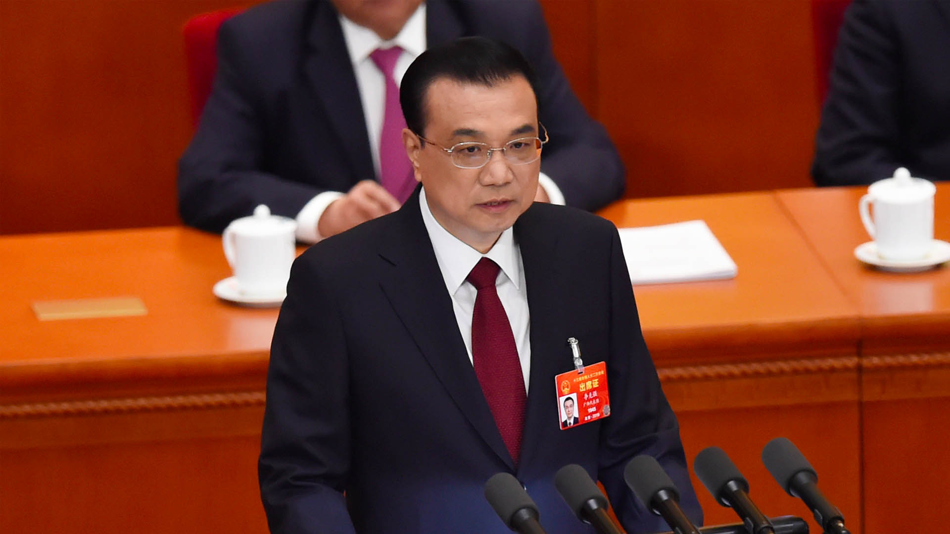 China reduce previsión de crecimiento y anuncia recortes