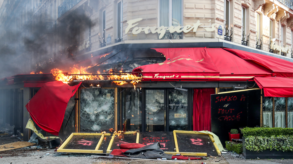 Saquean tiendas durante manifestación de chalecos amarillos en París