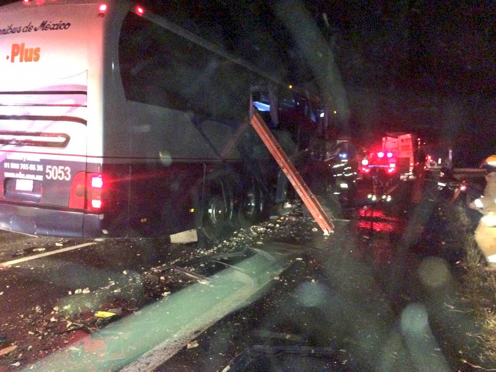 Choque de autobús con tráiler en Jalisco deja 13 lesionados - choque-autobus-trailer-jalisco-2