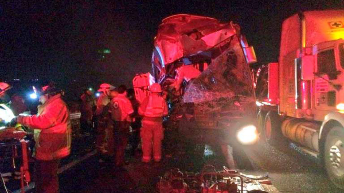 Choque de autobús con tráiler en Jalisco deja 13 lesionados