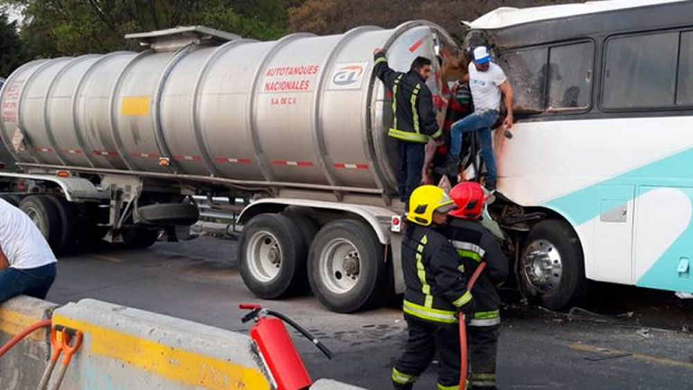 Choque de autobús y pipa deja 37 heridos en la México-Puebla