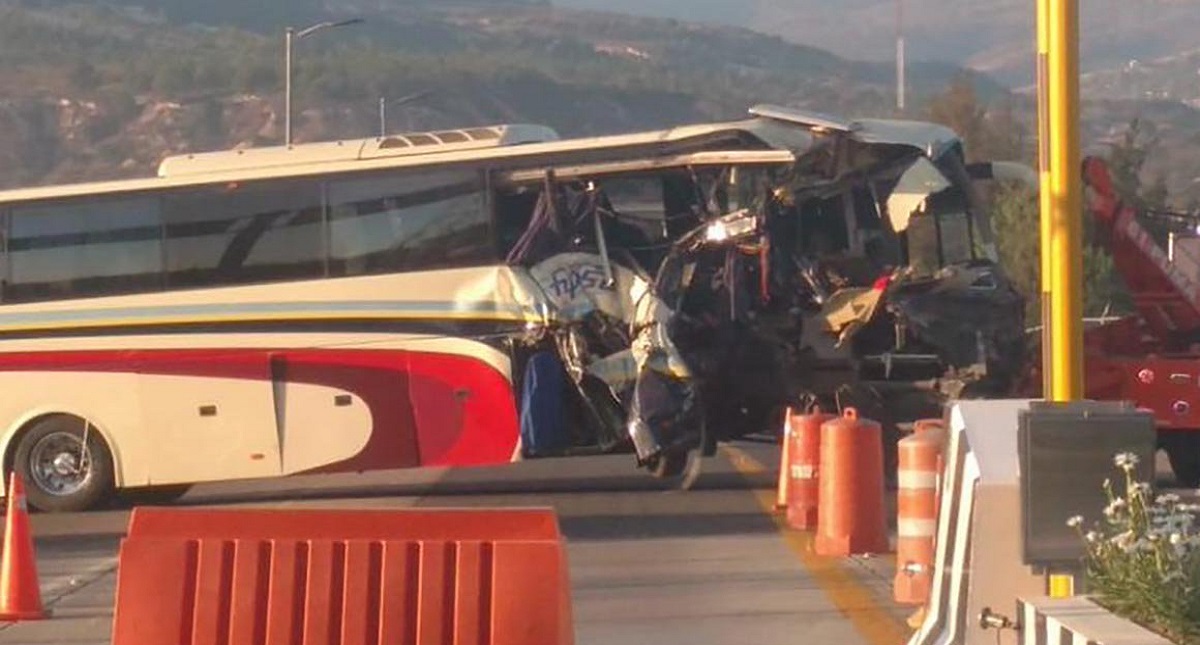 #Video Choque entre autobús y torton dejan nueve heridos graves