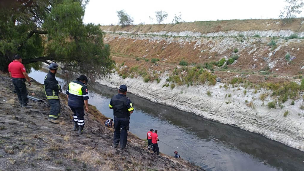 Vehículo cae a canal de aguas negras en Circuito Exterior Mexiquense