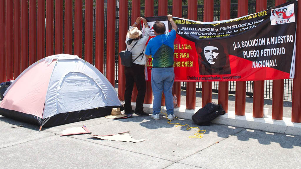 CNTE se retira del Palacio de San Lázaro