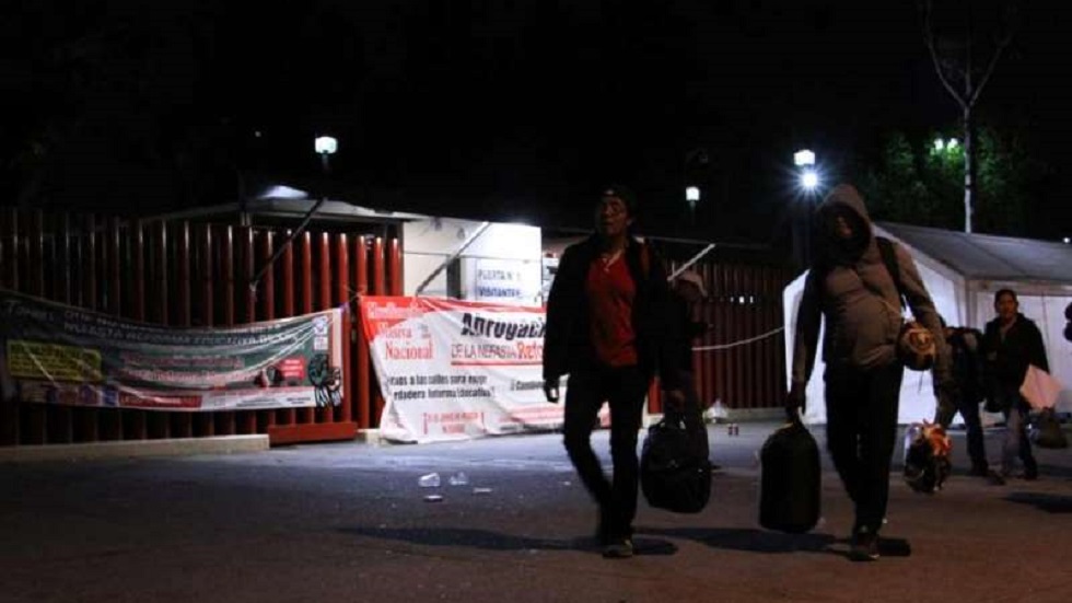 Reabren Cámara de Diputados tras retiro de la CNTE - cnte-retirandose-de-san-lazaro