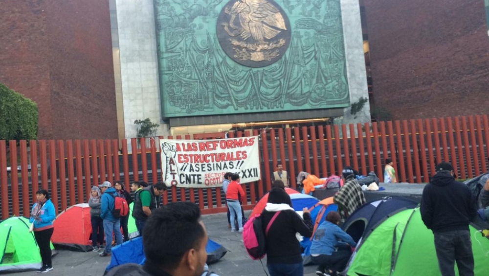 Maestros de la CNTE bloquean la Cámara de Diputados Maestros de la CNTE bloquean la Cámara de Diputados