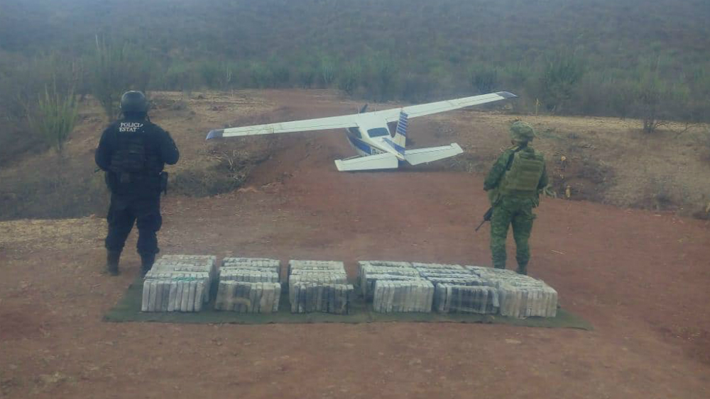 Decomisan en Guerrero avioneta con paquetes de cocaína