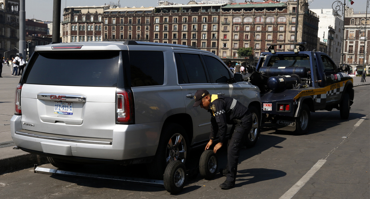 Grúa retira vehículos estacionados alrededor de la plancha del Zócalo