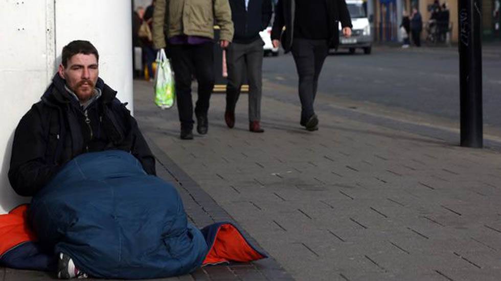 #Video Indigente recibe tarjeta para sacar dinero de 'ayuda' - colin-martin