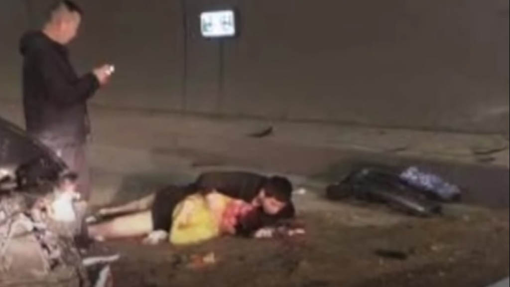 #Video Choque expulsa de camioneta a mujer embarazada - conductor-tranquilizando-a-su-esposa-con-su-cancion-de-boda