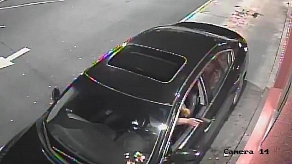 #Video Conductora encañona a empleado de restaurante por orden tardía