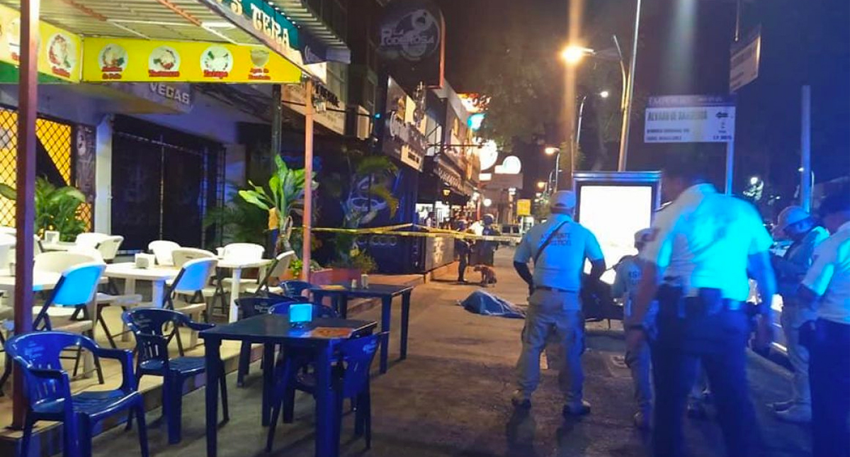 Asesinan a hombre afuera de bar sobre la Costera de Acapulco