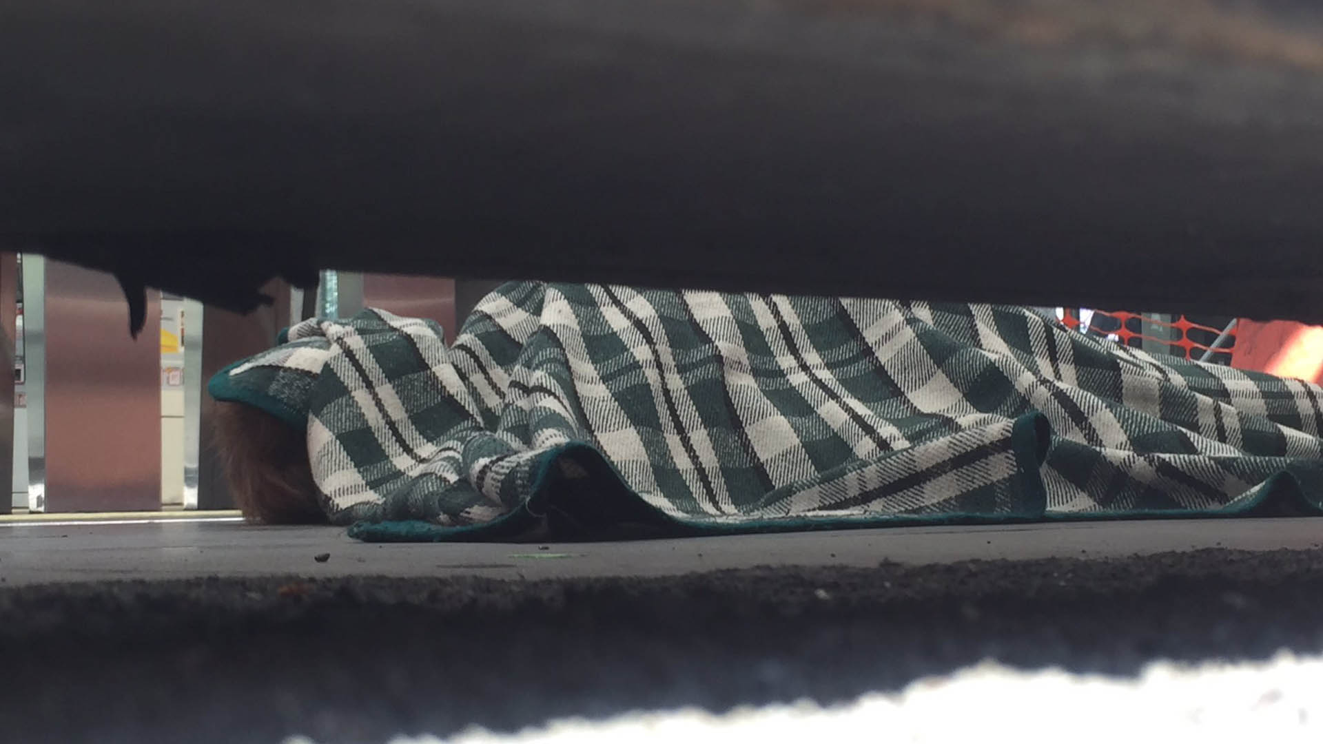 Mujer muere en la estación Insurgentes del Metrobús - cuerpo-de-mujer-que-murio-en-el-metrobus-insurgentes