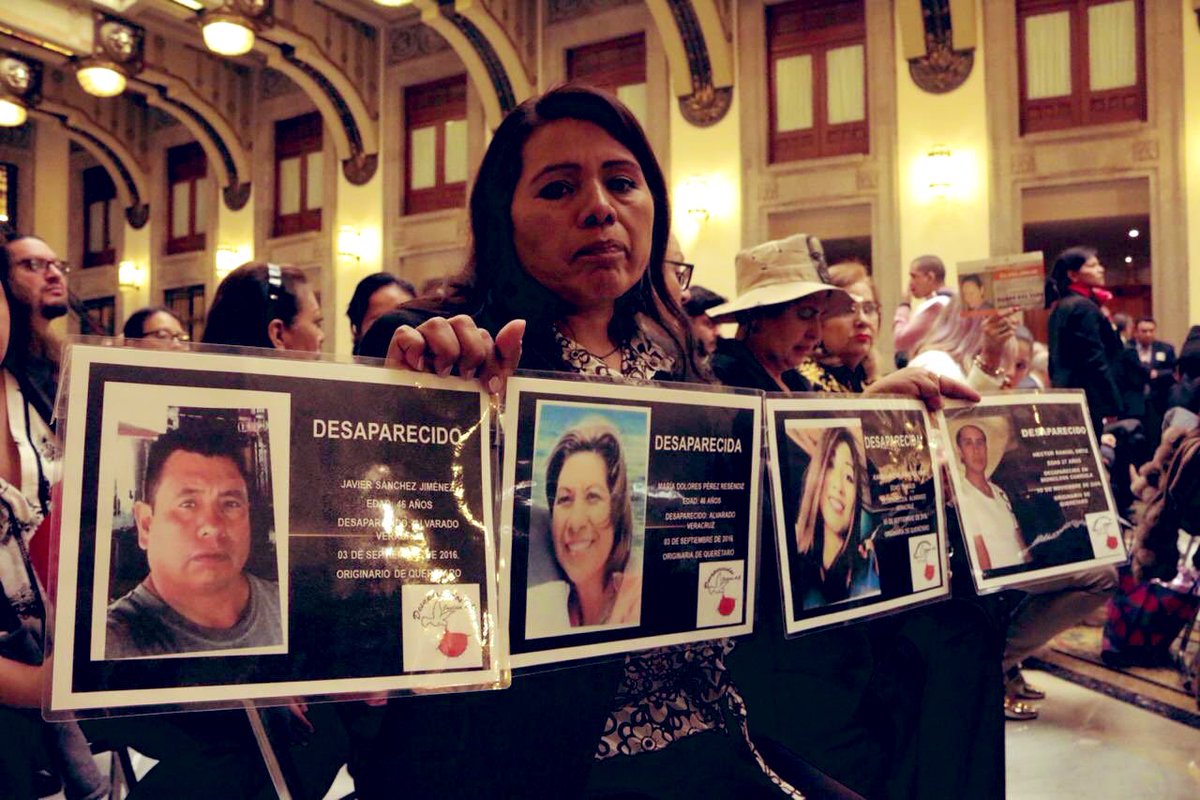 Familiares de desaparecidos protestan en Palacio Nacional - d2cacn2u0ae81p2