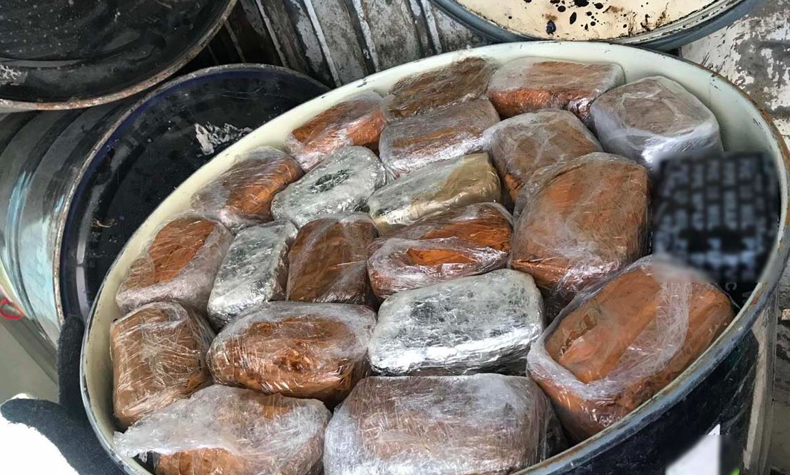 Decomisan 238 kilos de mariguana en tambos en Chihuahua