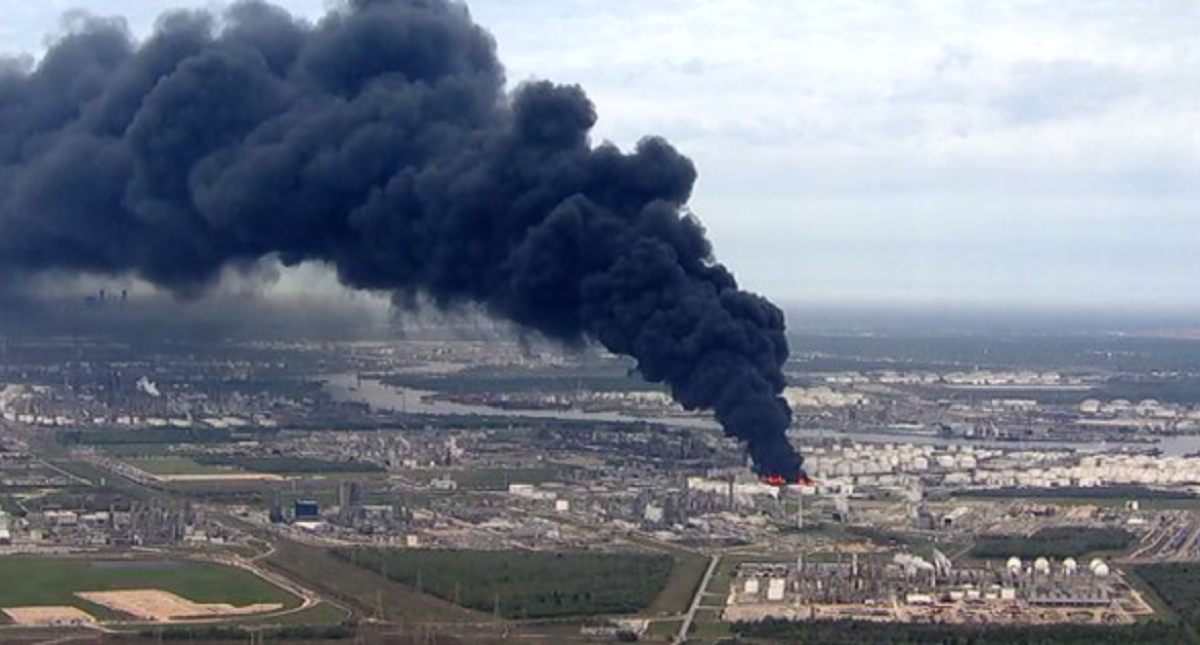 Tomará hasta dos días controlar el incendio en planta química en Texas