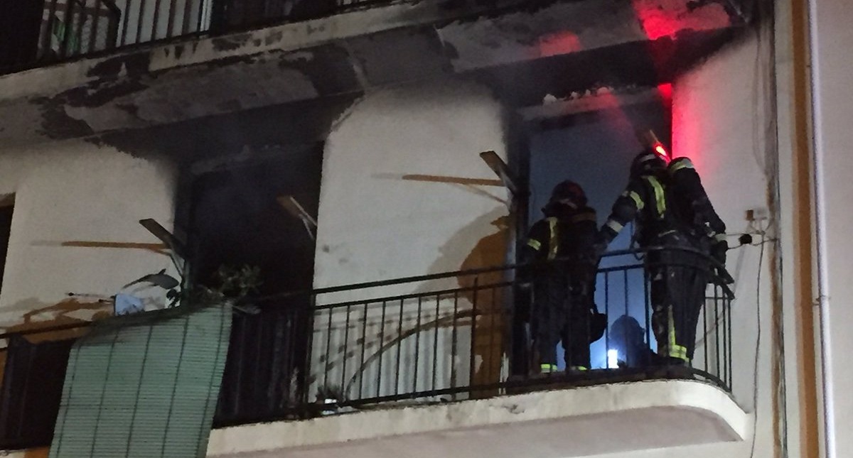 #Video Rescatan a mujer y sus dos perros de edificio en llamas - departamento-consumido-por-el-fuego-en-madrid