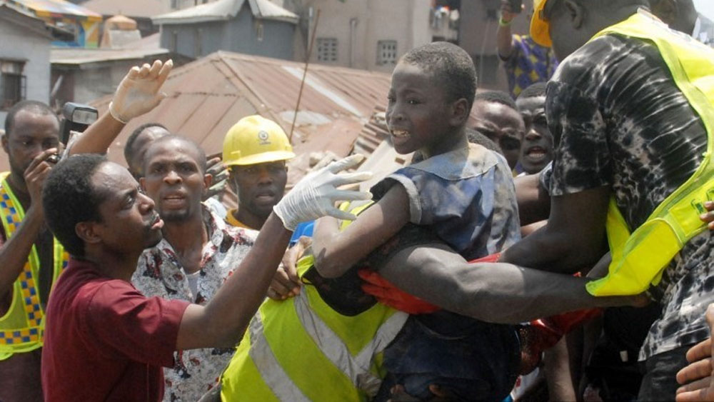 Derrumbe en escuela deja al menos 100 niños atrapados en Nigeria