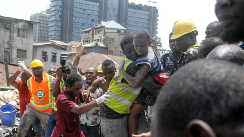 Suman 25 muertos tras derrumbe en escuela de Nigeria