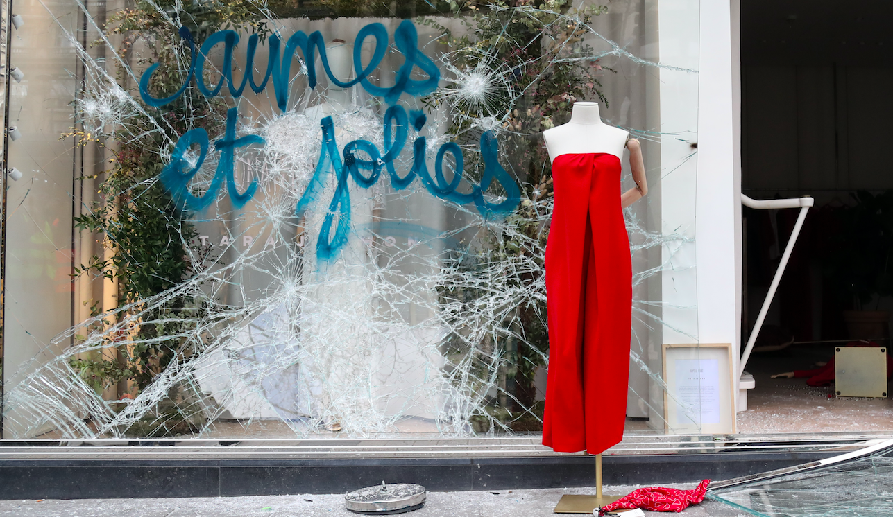 Continúan labores de limpieza en los Campos Elíseos tras protesta de chalecos amarillos