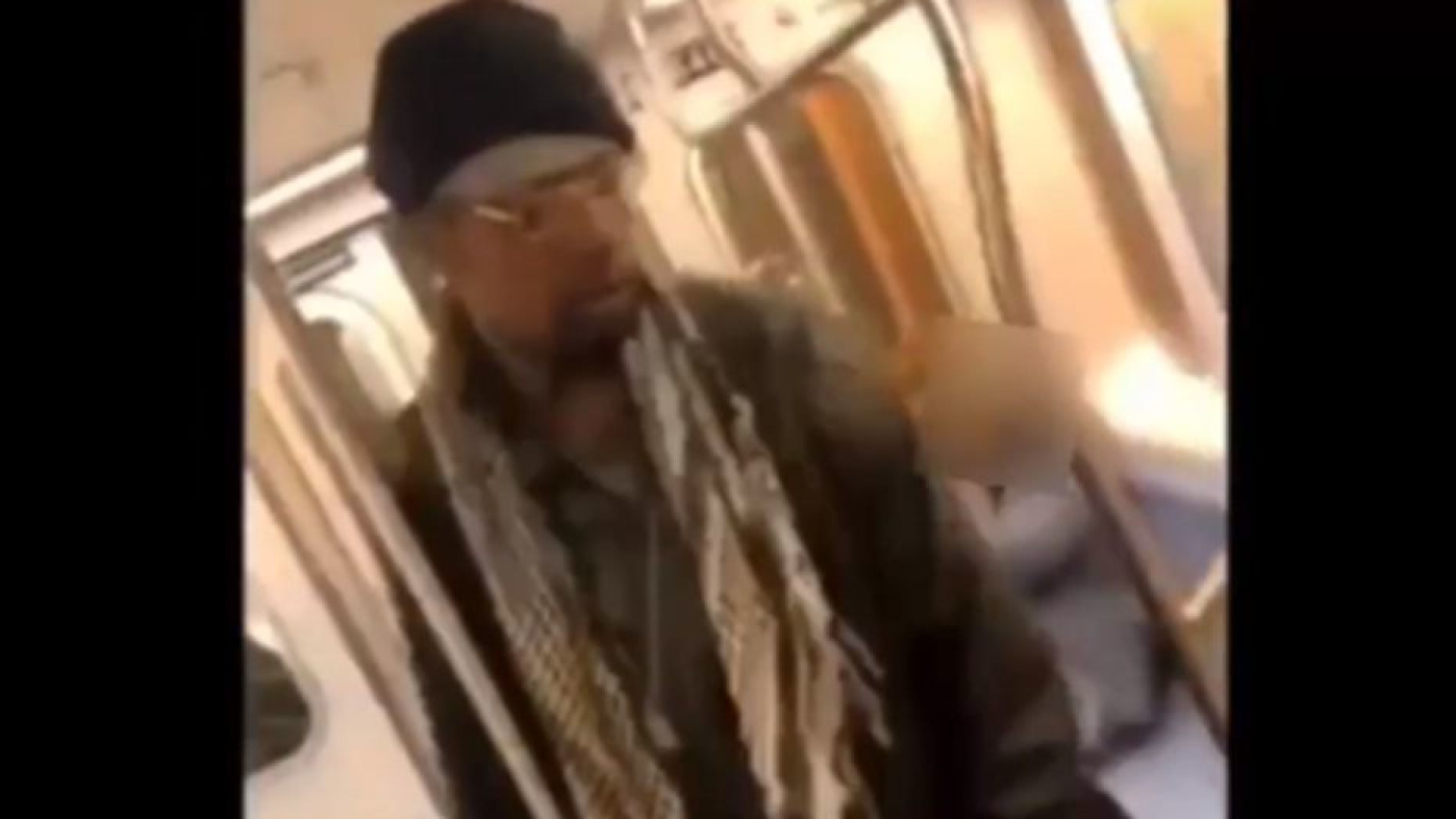 Detienen a hombre por atacar a anciana en el Metro de Nueva York