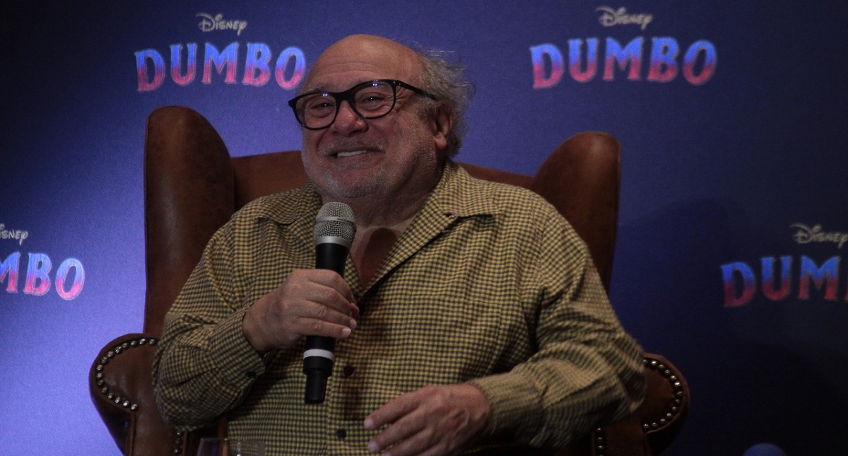 #Video Danny DeVito tropieza y cae al presentar Dumbo en México - devito-en-presentacion-de-dumbo
