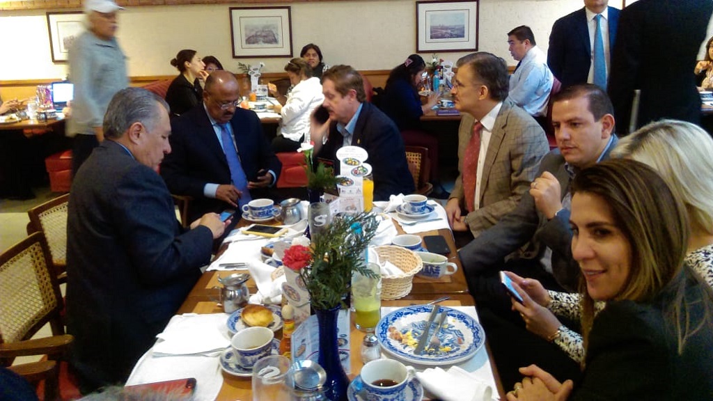 Diputados piden garantías para trabajar en San Lázaro - diputados-en-restaurante