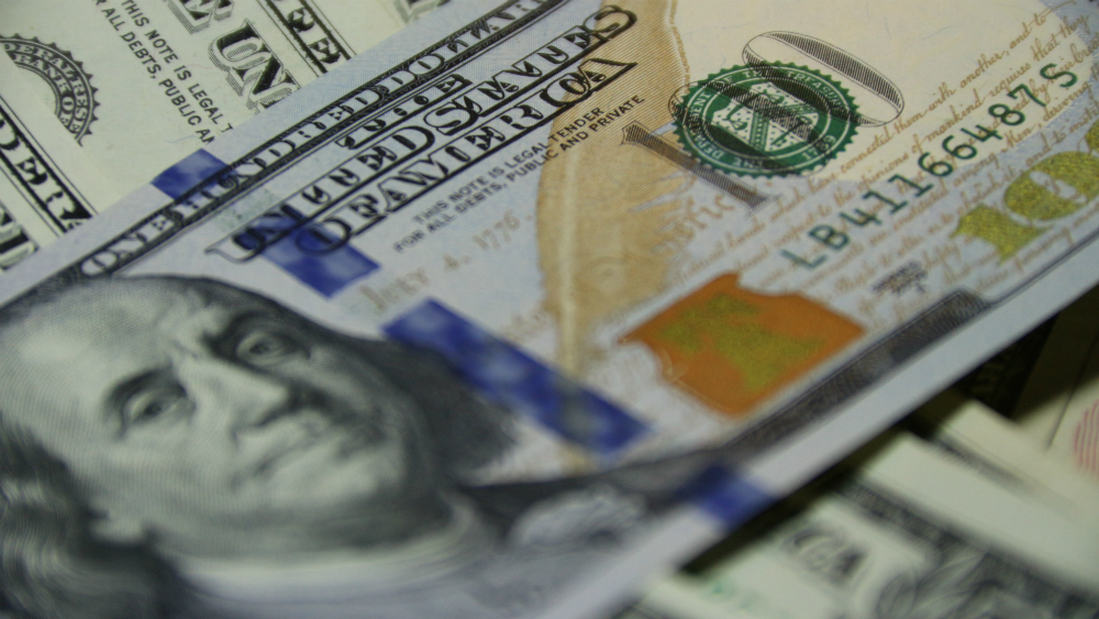 Detienen a extranjeros en AICM con más de 137 mil dólares y otras divisas