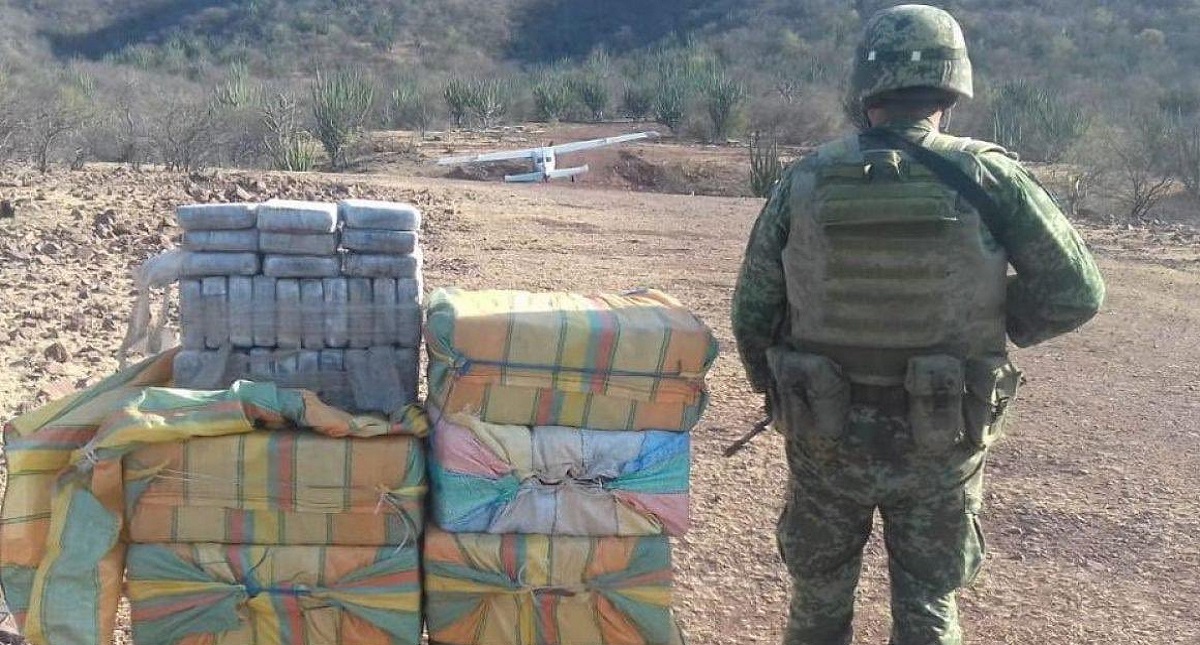 Sedena asegura avioneta cargada de cocaína en Guerrero - droga-decomisada