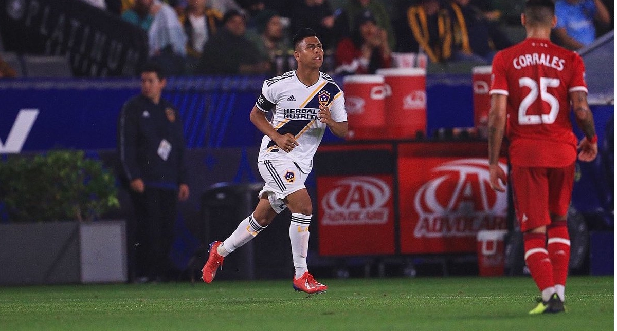 Mexicano Efraín Álvarez debuta con el LA Galaxy
