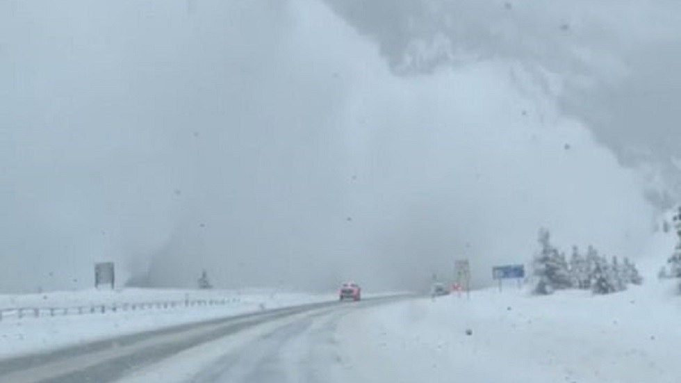 #Video Avalancha sepulta carretera en Colorado - el-auto-desaparecio-entre-la-nieve-cayendo