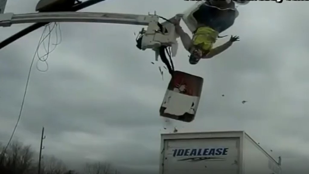 #Video Camión golpea a trabajador que reparaba semáforo