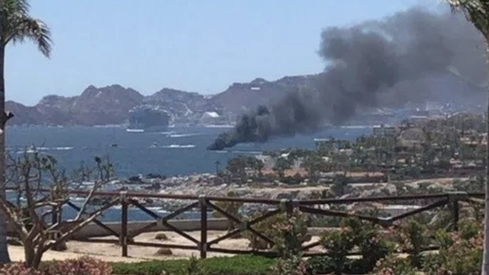 #Video Incendio de una embarcación en Cabo San Lucas