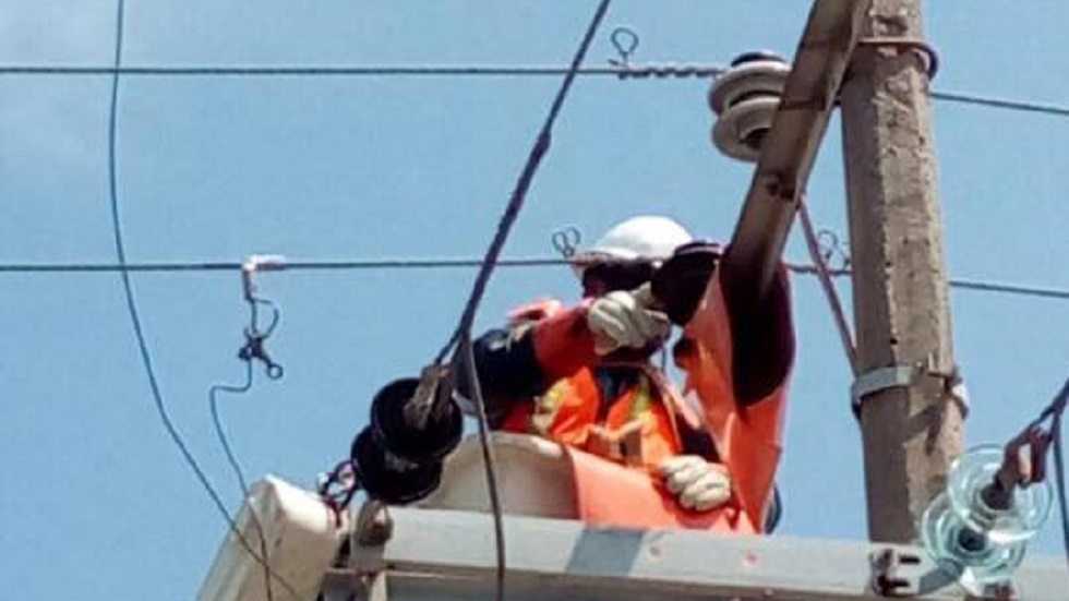 CFE publica prebases para licitación de red de fibra óptica - empleado-de-cfe-laborando-en-poste