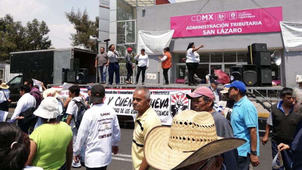 Usuarios de la energía eléctrica protestan frente a San Lázaro