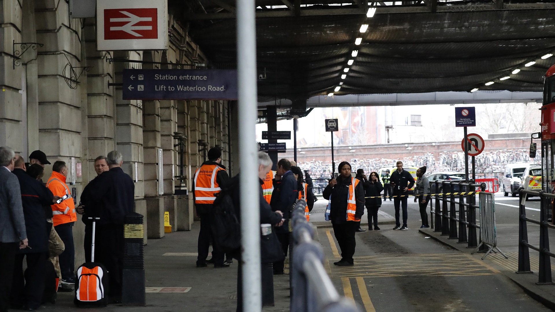 Envían artefactos explosivos a aeropuertos de Londres - estacion-de-waterloo-acordonada-por-explosivo