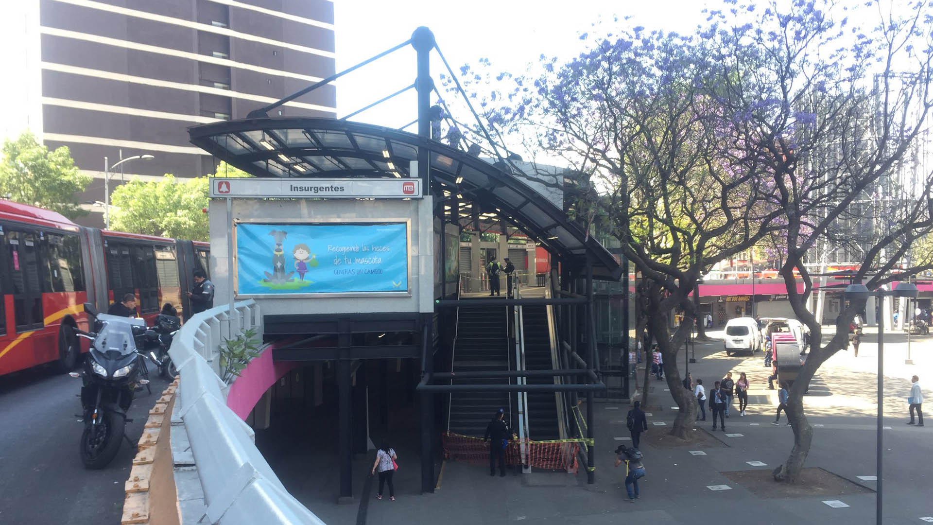 Mujer muere en la estación Insurgentes del Metrobús