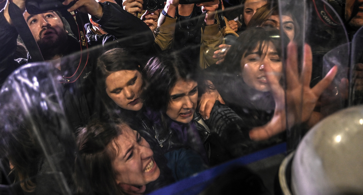 #Video Policía dispersa con gas manifestación por el Día de la Mujer en Estambul - estambul-manifestacion