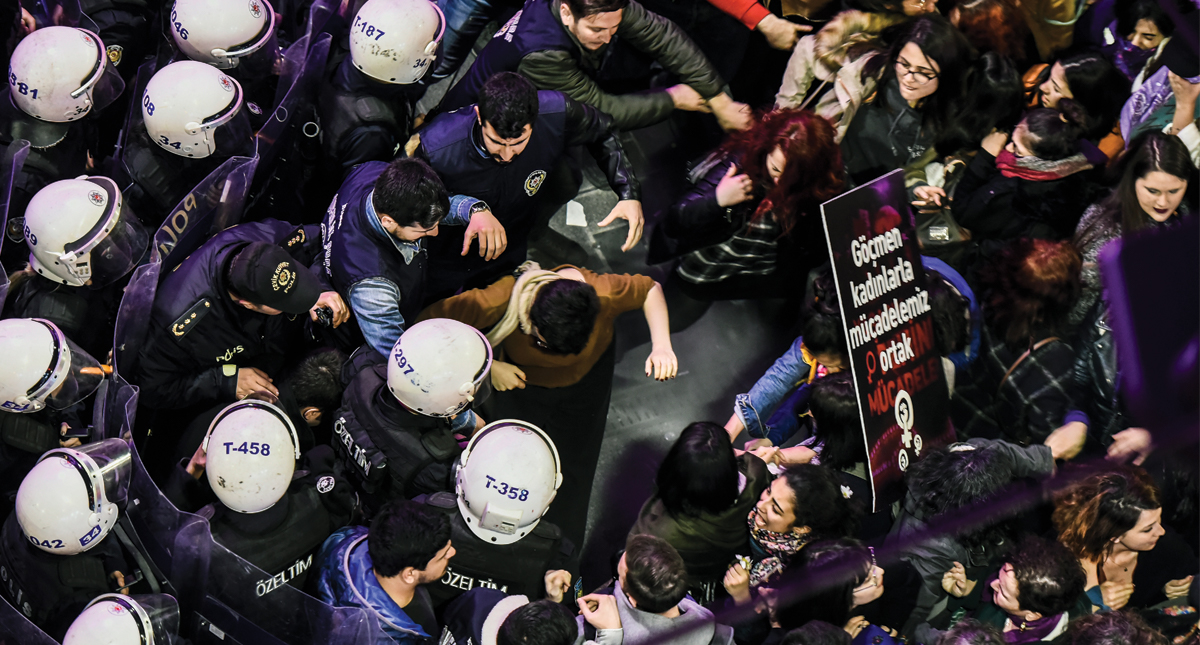 #Video Policía dispersa con gas manifestación por el Día de la Mujer en Estambul